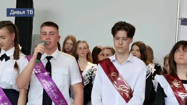 В школах Тихвинского района прозвучал долгожданный Последний звонок смотреть онлайн