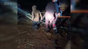 В Дагестане автомобиль с тремя мужчинами унесло течением реки