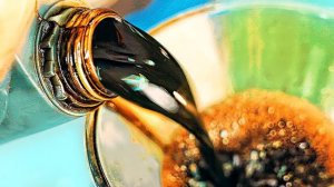 Мы добыли настоящюю нефть и сделали из неё бензин.