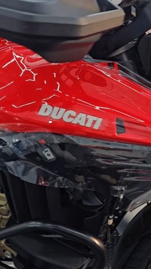 Обтянули бак Ducati одним куском пленки