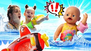 Водные игры спасателей Майи и Лины с новыми игрушками 🛟🧸Видео для детей