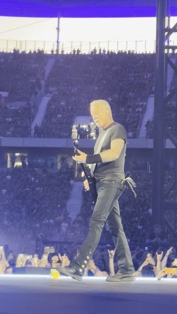 Джеймс Хэтфилд наказал себя  #metallica #metallicafunny