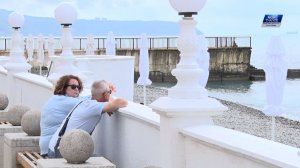 Новая брусчатка, зеленые насаждения и спортивные площадки. На центральном пляже поселка Лермонтово.