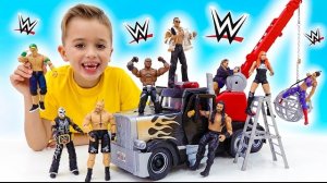 Влад и Ники вместе занимаются спортом с игрушками WWE и становятся сильнее