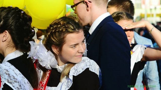 Выпускники СОШ№3 (выпуск 2017) на центральной площади Конаково смотреть онлайн