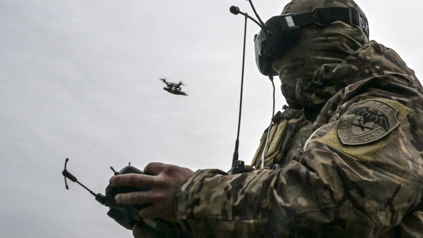 Расчеты FPV-дронов уничтожили две гаубицы ВСУ. Лучшее видео из зоны СВО