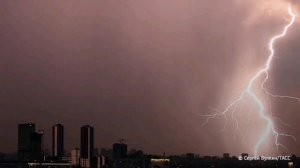 Смартфоны могут взрываться в грозу, рассказала ТАСС синоптик Макарова.

Это связано не с попаданием