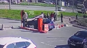 В Мурино 14-летняя девочка устроила заезд на автомобиле «Жигули» и снесла шлагбаум у ТЦ.