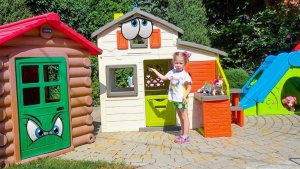 Настя и Игрушки Патруль строят Детский Домик с Горкой
