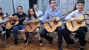 Ансамбль гитаристов «Дарите женщинам цветы»