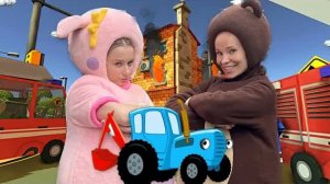 Маленькая Вера и Медведь - Медведь и Кукутик свинка Няша спасают Синий Трактор - Видео про пожарных