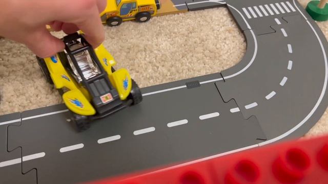 Игрушечные машинки превращаются в Монстр-траки!