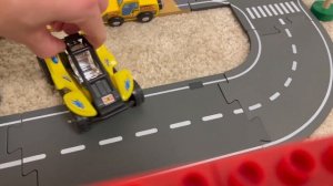 Игрушечные машинки превращаются в Монстр-траки!