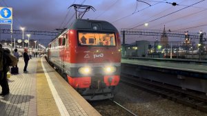 Электровоз ЭП2К-405 с поездом «Вятка» на Ярославском вокзале, апрель 2022 года
