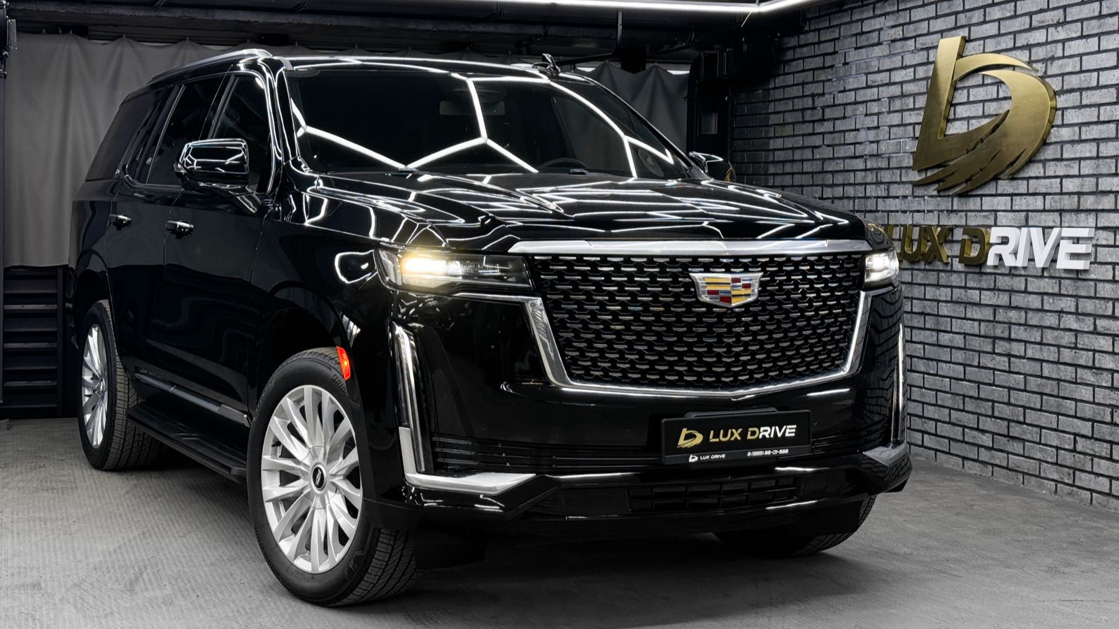 Cadillac Escalade в базовой комплектации. А стоит ли брать?