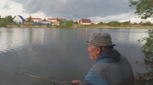 Рыбалка , забыл подсак!  Первый карась.