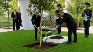 Путин и Токаев посадили дуб на Аллее вечной дружбы РФ и Казахстана: кадры.