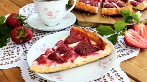 Песочный пирог с клубникой и творогом