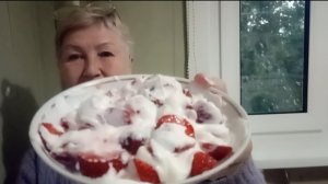 Собрала ужин из того, что было.)) Первая клубника. Стоит ли сажать?