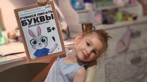 Ангелина с папой рисуют зайца с обложки