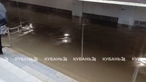 В Краснодаре из-за ливня затопило подземный переход возле стадиона «Кубань»