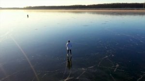 Огромный каток - замерзшее море водохранилище. На коньках по морю.