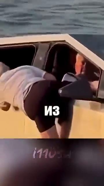 Тесла умеет плавать