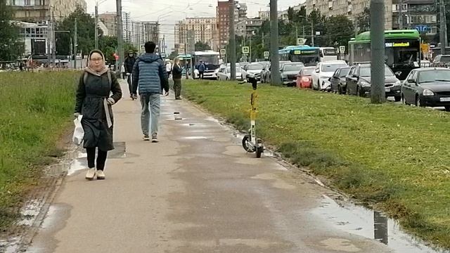Чужеземец пристал красиво типа идете, маньяк видимо
