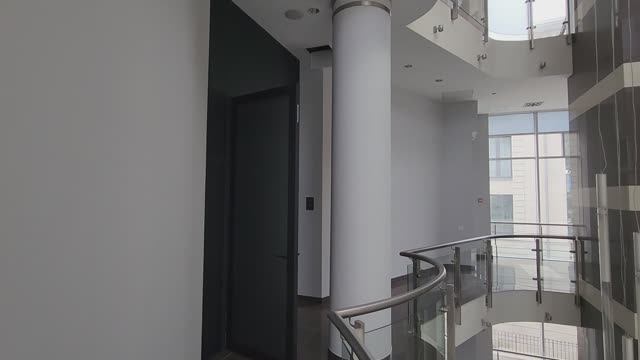 Радиусное стеклянное ограждение в новом пространстве лаунж-бара «Мята» в Москве
