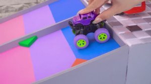 Залипательный спуск машинок Tomica  по радужной горке в воду🌟