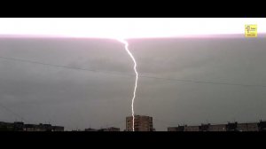 Мощный удар стихии, ливень с грозой, ураганный ветер