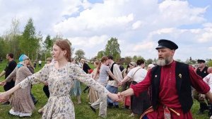 «Русский народный хоровод: Традиции, лён и единство поколений»