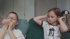 пробую с сестрой Чупа чупсы осд