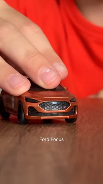 Марк распаковывает новый автомобиль Ford Focus смотреть онлайн