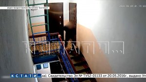 Пунктуальный стукач каждую субботу пытается выломать дверь в одной из квартир дома