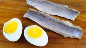 Я влюбилась в этот рецепт! Вкусный и легкий салат из селёдки и яиц. Съедается сразу!