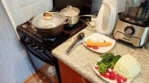 Вкусный диетический оливье/Нас заливает/Готовлю язык и не только