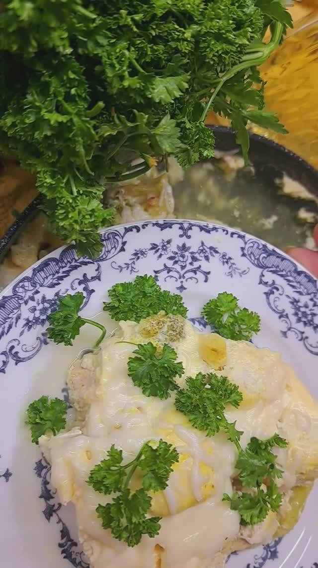 Куриное филе с брокколи, цветной капустой под сметанным соусом!😋😋😋