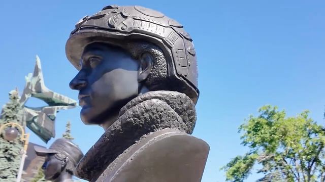 В Донецке на Аллее Героев открыли бюст Героя России и ДНР, гвардии капитана Романа Воробьева. смотреть онлайн
