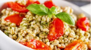 Каша перловая с кабачками и помидорами.