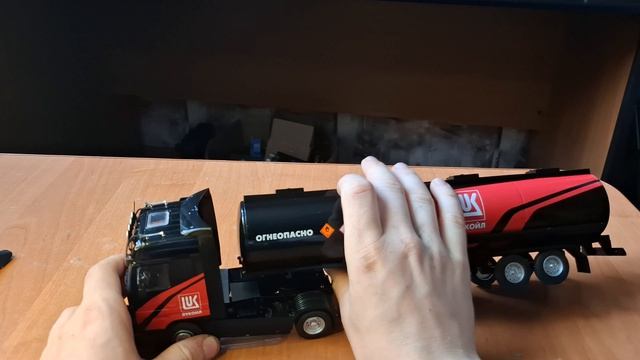 Распаковка и обзор масштабной  модели магистрального тягача Mercedes Actros