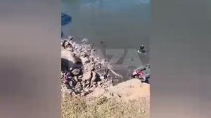 На Камчатке мотоциклист упал с отвесной скалы и выжил — спасателям пришлось вызволять его с воды.