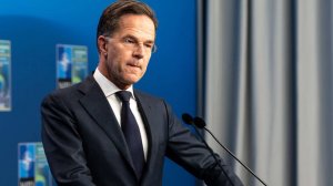 Венгрия отказалась отправлять оружие Украине