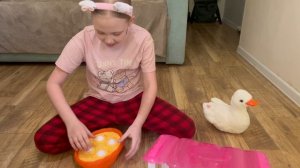 Утка zuru pets alive мама утка сюрприз  и Алёна распаковка утки mama duck surprise kids