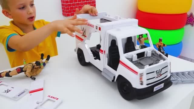 Влад и Никита играют с игрушечной машиной скорой помощи