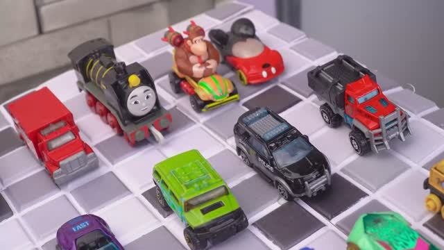 ЭКСПЕРИМЕНТ 40 машинок Tomica падают в воду! 🌊 Залипательное видео