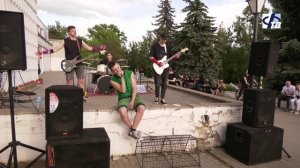 Панк-группа «ГаражЬ!» выступила с полуторачасовым концертом на ступеньках ЦДК