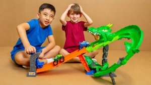 Дети играют с монстр-траками в картонном лабиринте