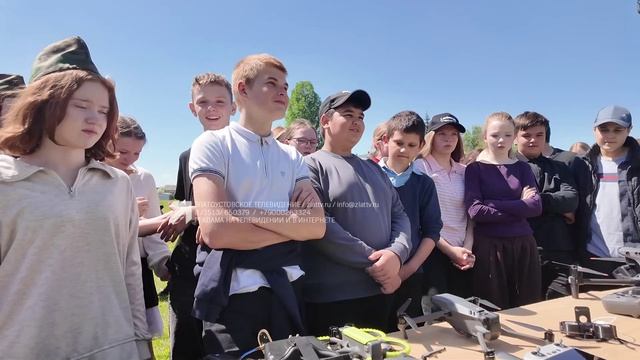 В поселке Центральный для школьников устроили парад дронов смотреть онлайн
