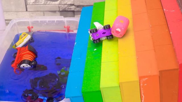 ЭПИЧНЫЕ ПРЫЖКИ в воду! 🌊 Множество игрушечных машинок и маленький трамплин